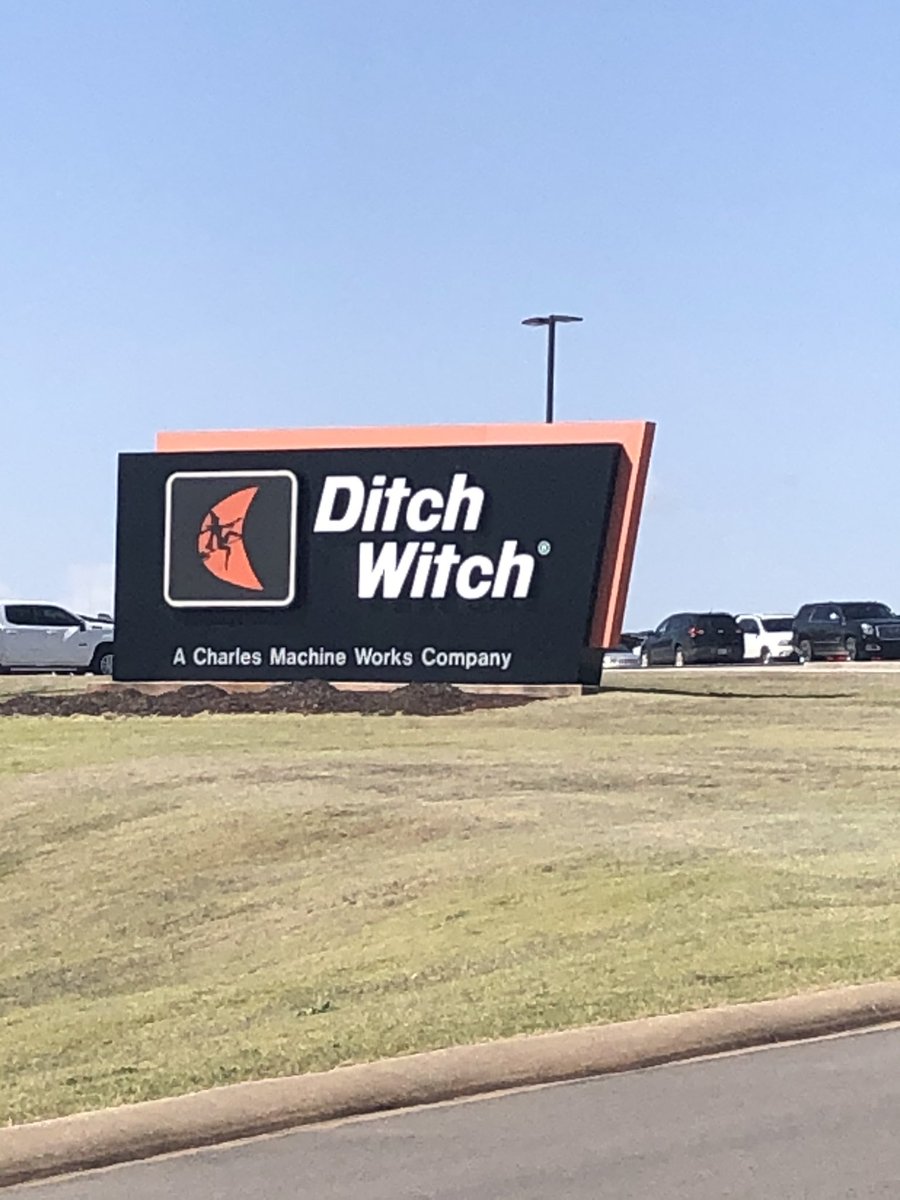 BrentKemnitz's tweet photo. On way to Ft Worth for the AAC Basketball π Tournament. Regular Season Champion @GoShockersMBB opens Friday. Love stopping thru the BEST small town in America #HomeTown @ditchwitch @KemnitzRM https://t.co/I5vBVBfHwr