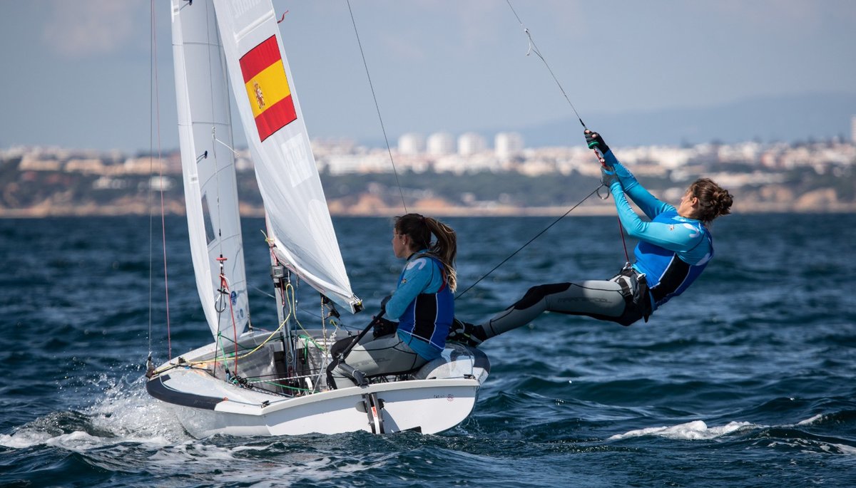 oficial_rfev's tweet photo. 🇪🇸🇪🇸España mantiene el oro 🥇🥇como objetivo en el 𝐌𝐮𝐧𝐝𝐢𝐚𝐥 𝐝𝐞 𝟒𝟕𝟎, con @SMasPodium y @patri_cantero
 reforzando hoy su liderato entre las féminas y 
@JordiXammar y @nicolas_rdgz_gp cuartos en masculino

#VelaOlímpica #Tokio2020 #ESPSailingTeam https://t.co/c83H9yfn7K
