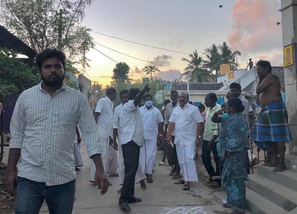 thamoanbarasan's tweet photo. ஆலந்தூர் தொகுதிக்குட்பட்ட, பரணிபுத்தூர்  ஊராட்சி , சின்னபணிச்சேரி கிராம மக்களிடையே பரவிவரும் சருமநோய் பற்றி கேள்விபட்டு 
அப்பகுதிக்கு நேரில் சென்று மக்களை சந்தித்து அது தொடர்பான சிகிச்சைக்காக சுகாதாரத்துறை அதிகாரிகளை உடனடியாக தொடர்புகொண்டு மருத்துவ முகாமினை ஏற்பாடு செய்த போது.. https://t.co/VyrfXxfFDY