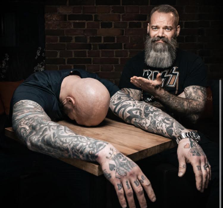 "No, sitten tulee näitä "ahdisteleehan naisetkin..." FUCK OFF! Hei, tähän voidaan sanoa ehkä vuosikymmenen väkevin Get The Fuck Outta Here! 99 prosenttia miehistä pystyy fyysisesti milloin tahansa voittamaan 99 prosenttia naisista."

Ja tuosta sitten: open.spotify.com/episode/49qJYS…