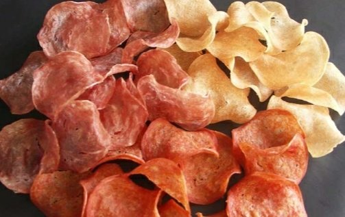 Чипсы с колбасой. Чипсы из свеклы. Колбаски и мясные чипсы. Чипсы из колбасы. Мясные чипсы.