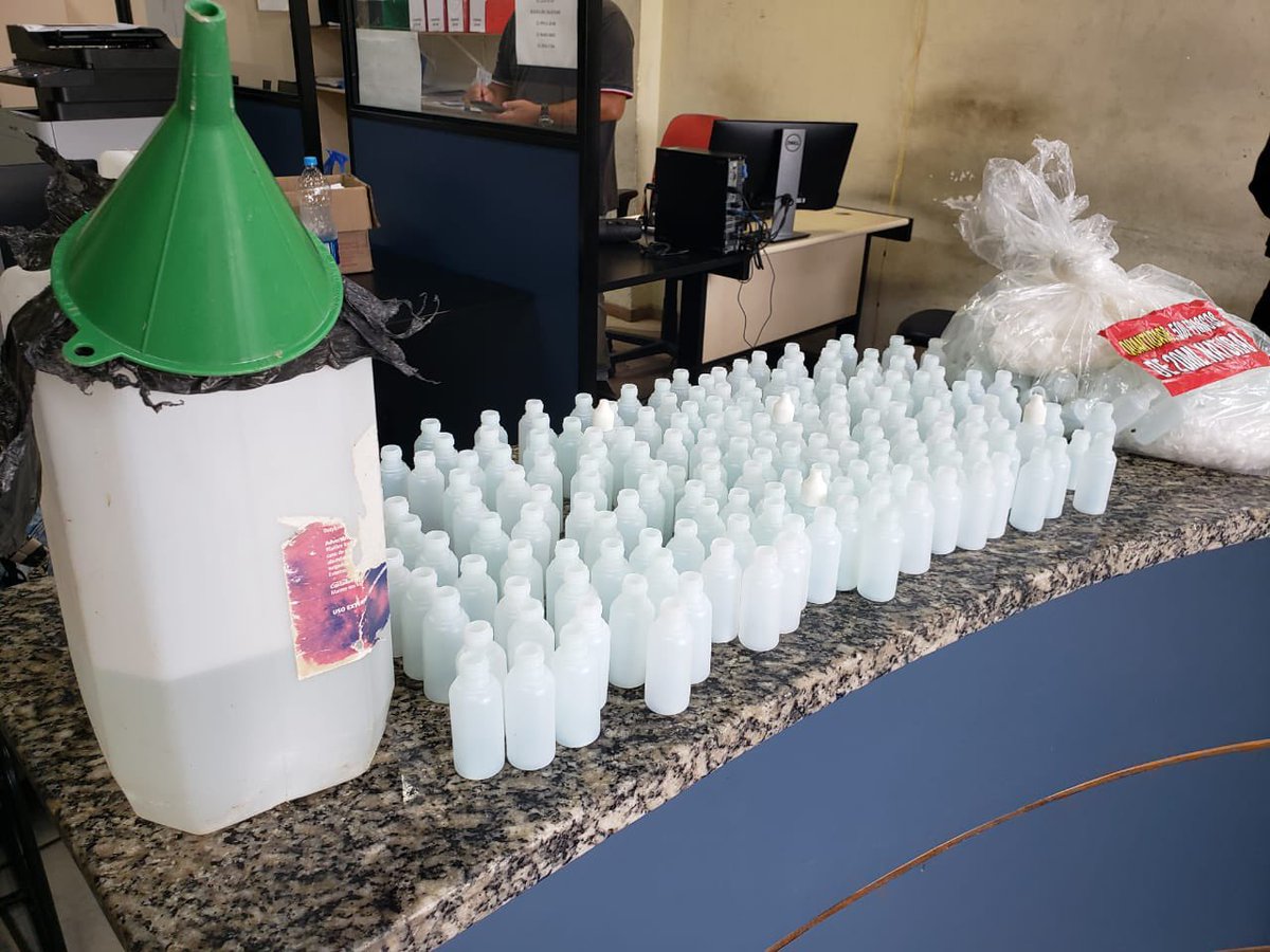 PCERJ's tweet photo. #53DP prende mulher acusada de tráfico de drogas em Mesquita. Denúncia de que ela estaria morta levou os agentes até o local, onde foram apreendidos os entorpecentes e materiais para comercialização. Saiba mais: https://t.co/XR6WGxQ2ik https://t.co/lXPpOUnyWY