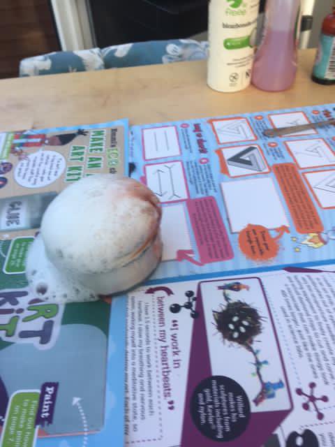 thejhnschool's tweet image. David in 7FR carrying out his volcano experiment for #BritishScienceWeek2021 

Well done David! 🌋🌋🧪🔬👏🏻👏🏻👏🏻