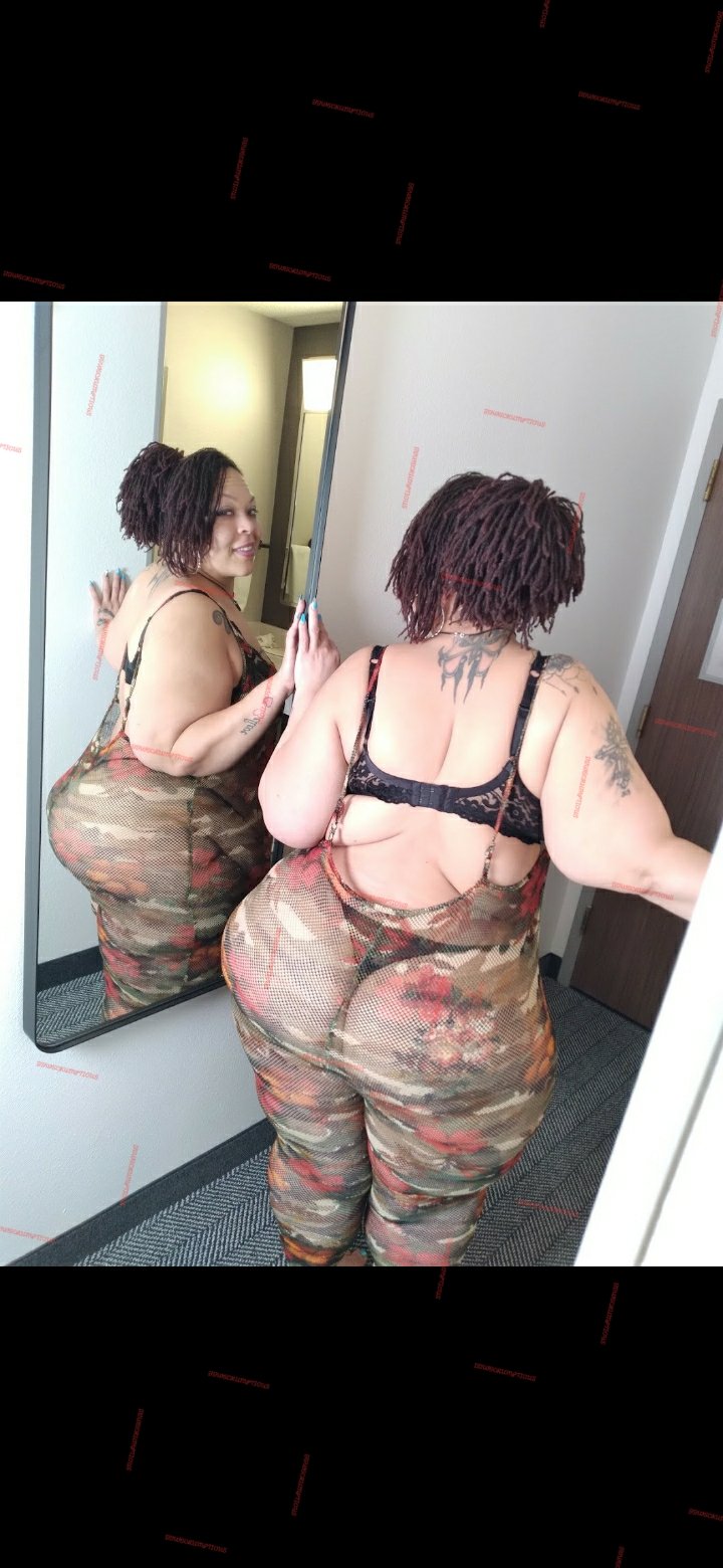 2 pic. It's HUMP DAY right?? Happy Wednesday ❤😘❤ https://t.co/SQPbBCUKzf https://t.co/w4Tgk8NIiR