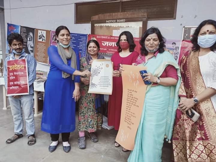 StreeMukti's tweet photo. अन्तरराष्ट्रीय स्त्री दिवस के अवसर पर स्‍त्री मुक्ति लीग की ओर से लखनऊ में तीन दिन के कार्यक्रम के तीसरे दिन आज कैसरबाग़ स्थित नारी शिक्षा निकेतन डिग्री कॉलेज में पोस्‍टर प्रदर्शनी ‘मुक्ति के स्‍वर’ और पुस्‍तक प्रदर्शनी लगायी गयी और कुछ फ़िल्‍मों के प्रदर्शन किया गया। https://t.co/TH7GmnMiHP