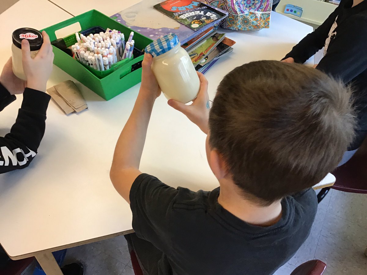 Fabrication du beurre ce matin! C’est charmant d’entendre la réaction des enfants lorsqu’il remarque des changements!