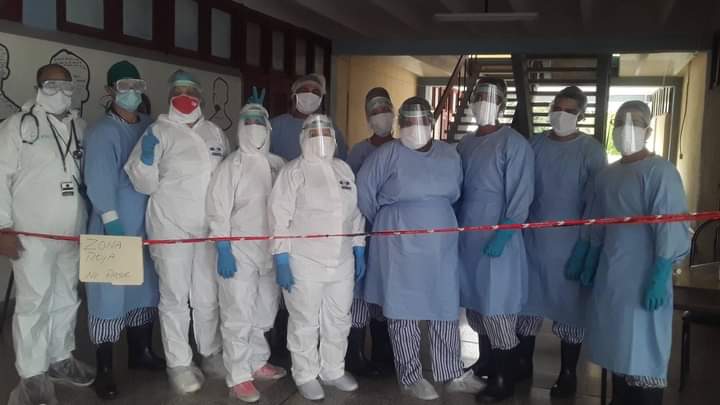Son estos nuestros profesores, nuestros hombres y mujeres de ciencia, los que con amor y dedicación forman generaciones de brillantes profesionales en la #DPSGranma. #CubaPorLaVida
#FCMB centro de aislamiento de casos confirmados 1er grupo en la ZONA ROJA listo para la batalla.
