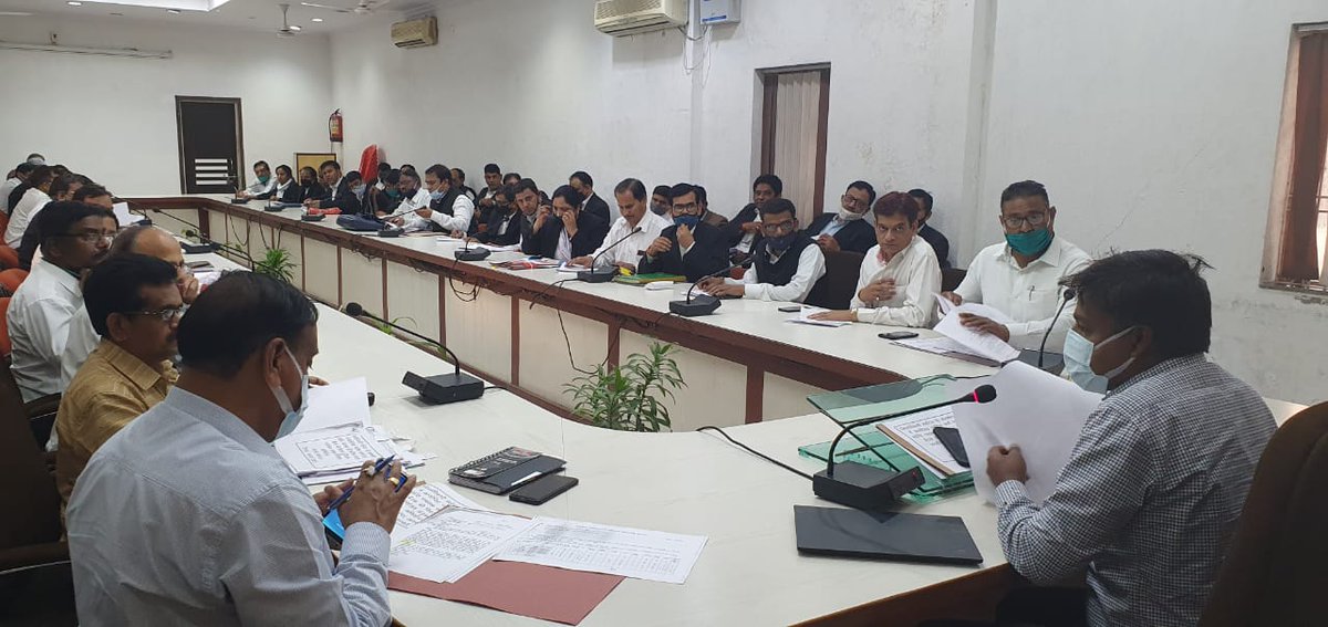 जिलाधिकारी आगरा <a href="/PrabhuNs_/">Prabhu Ns</a> द्वारा एसएसपी<a href="/IpsBablooKumar/">Babloo Kumar</a>/एडीएम सिटी/जेडीपी/एसपीओ/डीजीसी के साथ अभियोजन कार्यो की समीक्षा बैठक की गयी।फौजदारी वादों में शासन की ओर से प्रभावी पैरवी/महिलाओं अपराधों पर नियंत्रण हेतु पाॅस्को एक्ट के अन्तर्गत कार्यवाही कराने के निर्देश दिये गये।
<a href="/UPGovt/">Government of UP</a>