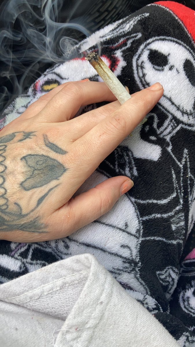 alphaxoqueen's tweet photo. I love waking and baking https://t.co/YZHuVD6SgF