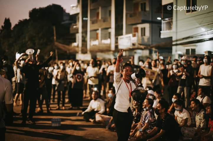 MyanmarBorahae's tweet photo. Even at night, we are still fighting for justice &amp; true Democracy.

#Mar10Coup 
#WhatsHappeninglnMyanmar https://t.co/Pt8u6OimkA