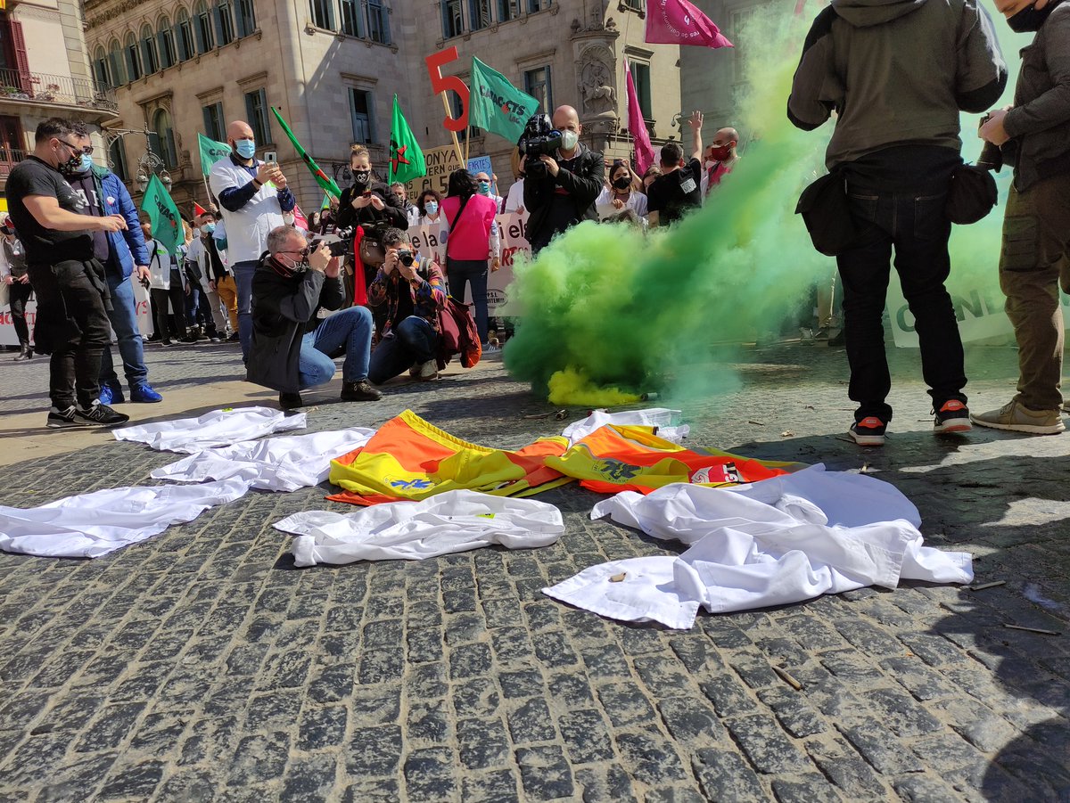 FtcPsmar's tweet photo. Aquesta ha de ser la primera de moltes #VagaSanitat fins que @salutcat ens escolti. Si avui hem estat 2.000 persones, la propera hem de ser 4.000.
Avui encara queden mobilitzacions a Girona i altres indrets.
#EstemFartes https://t.co/yGcIJdQJYt