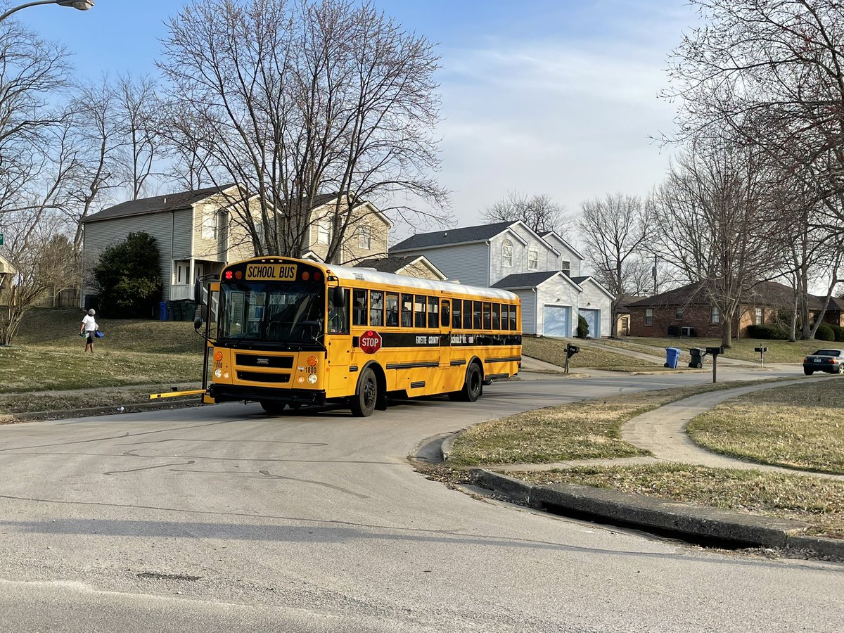 lexkypolice's tweet image. 🚌 Pop quiz: What must drivers do when they see a school bus with its stop arm activated? 

If you answered STOP 🛑, you are correct! 

Passing a stopped school bus is dangerous for students and other pedestrians, and it’s illegal. Officers are watching and will cite drivers.