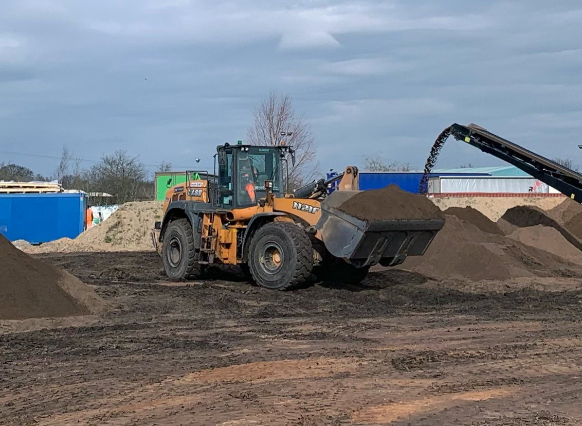 warwickward's tweet photo. A great photo of the @CaseCE_EU 1121F working alongside the @TerexEcotec TTS 620T and the Terex Phoenix 1600T Trommels... A perfect team working hard to produce quality products for a valued customer. πͺπ¦
π #CaseConstruction #TerexEcotec #WarwickWard #Case1121F #CaseWheelLoader https://t.co/UNwif7C3pf