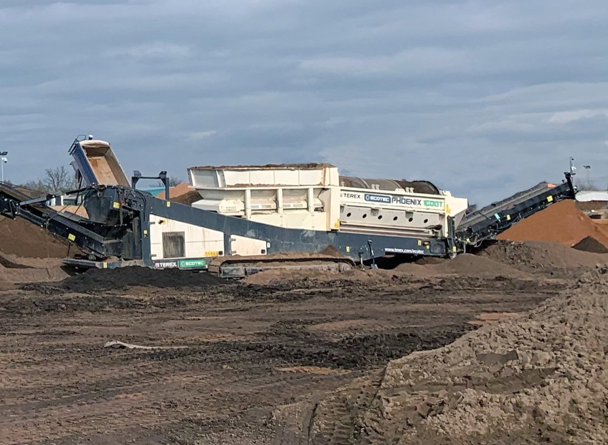 warwickward's tweet photo. A great photo of the @CaseCE_EU 1121F working alongside the @TerexEcotec TTS 620T and the Terex Phoenix 1600T Trommels... A perfect team working hard to produce quality products for a valued customer. πͺπ¦
π #CaseConstruction #TerexEcotec #WarwickWard #Case1121F #CaseWheelLoader https://t.co/UNwif7C3pf