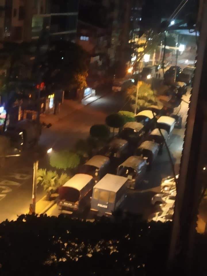maytoekhine's tweet image. CURRENT SITUATION IN #SanChaung‼️ Military trucks and terrorists terrorizing SanChaung. They’re checking every single houses right now without any warrant. Witness said there are some who were arrested kneeling on the street. #WhatsHappeningInMyanmar #Mar10Coup