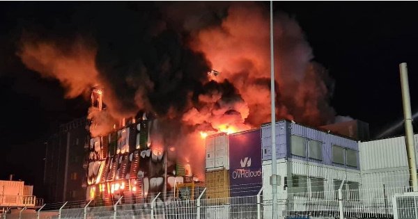dahendriik's tweet photo. Hier einmal zwei verschiedene Sichten des Brandes bei OVH https://t.co/6g4Mi5RPm1