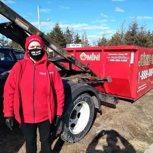 HalifaxJunk's tweet photo. Community matters, our shorelines matter 🌊
This past weekend we were with @ScotianShores donating time &amp; #dumpster bin for hauling #junk &amp; debris away fr #RainbowHaven Beach on CowBay Rd
Nice way to get fresh air &amp; help  community 

#environment #ecofriendly #beaches #coastlines https://t.co/TpMo6jTQcO