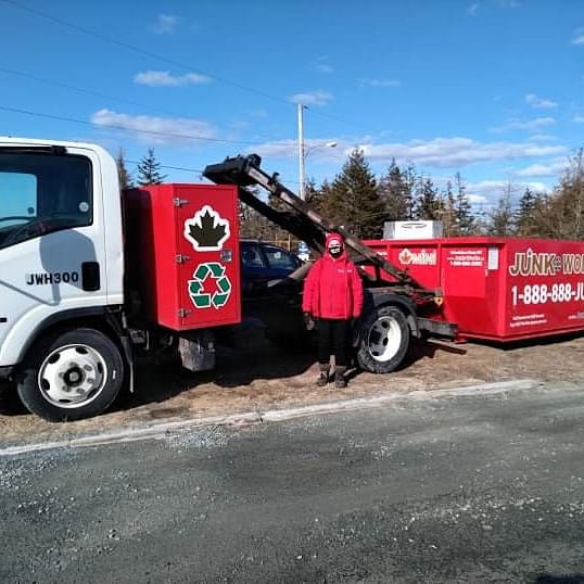 HalifaxJunk's tweet photo. Community matters, our shorelines matter 🌊
This past weekend we were with @ScotianShores donating time &amp; #dumpster bin for hauling #junk &amp; debris away fr #RainbowHaven Beach on CowBay Rd
Nice way to get fresh air &amp; help  community 

#environment #ecofriendly #beaches #coastlines https://t.co/TpMo6jTQcO