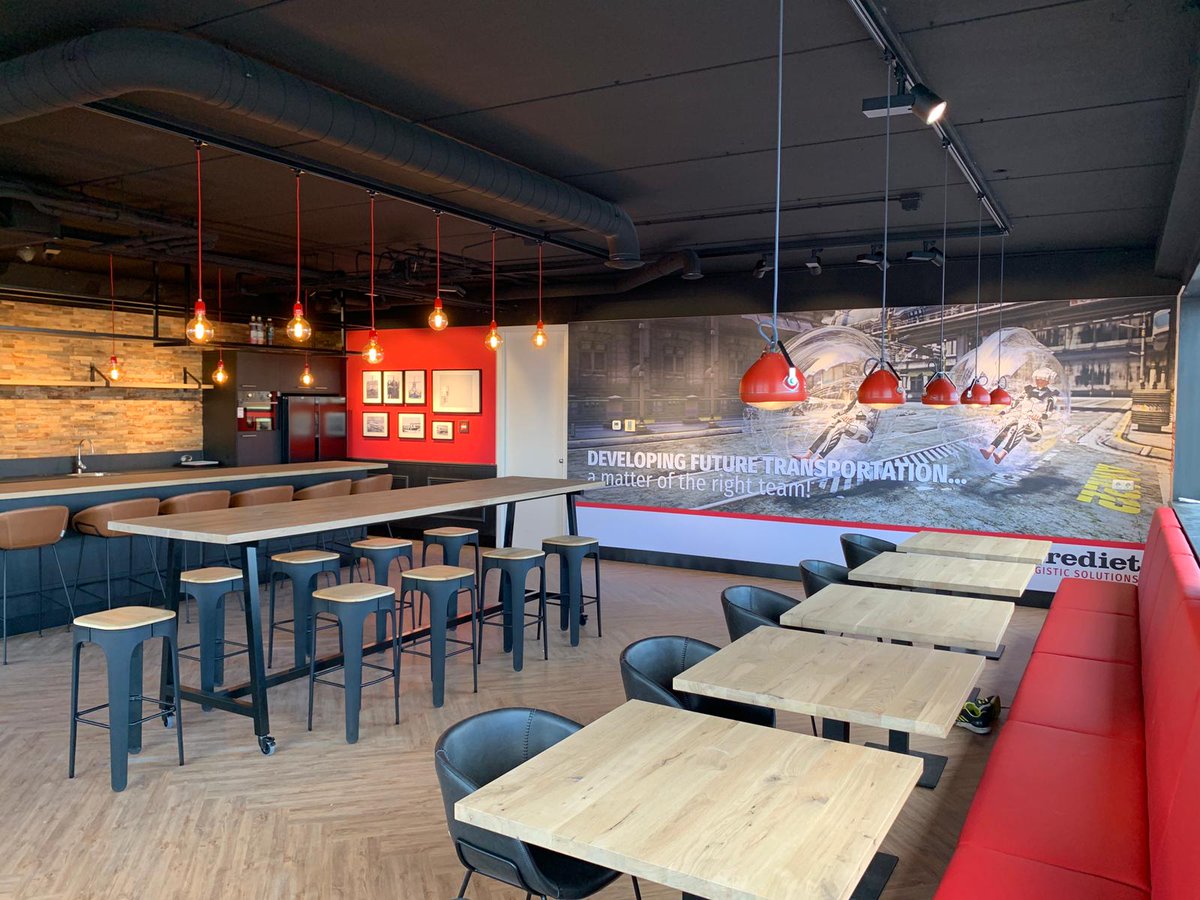 Het nieuwe #bedrijfsrestaurant van Jan Krediet 🍽️

Begin dit jaar hun complete #huisstijl vernieuwd, en daar hoort ook een nieuw restaurant bij die daar volledig op aansluit. 

Wij hebben voor hen een modern en sfeervol #restaurant ontworpen en gerealiseerd📐💪. 

#interieurbouw
