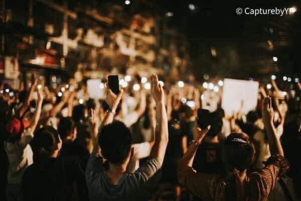 nyeinny44036593's tweet photo. Hledan, Yangon: Night Protest is ongoing to support for North Oakkalapa & Sanchaung. The more terrorists repressed us, the stronger and more united we are. Don’t underestimate the power of Myanmar People. #WhatsHappeninglnMyanmar #Mar10Coup
#adminJ #KDramaCraziesMyanmarFan https://t.co/pcuy6XVQtt