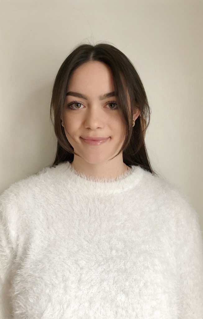 Th3KCADxrLAB's tweet image. Mia Wallace is going for her 2nd degree in 
#graphicdesign at @KCADofFSU  to complement her BS in advertising management and public relations from @michiganstateu.She is also a kombucha maker, cat snuggler, and dune hiker. Meet our whole KCAD Lab team: bit.ly/3omScJd