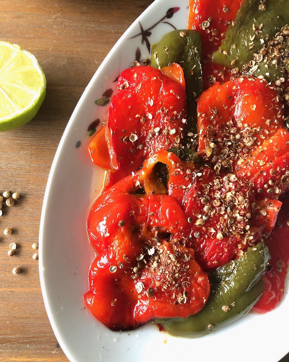 Wij zijn thuis dol op de Aziatische keuken, en dan met name de Thaise. Met allerlei lekkere bijgerechten, zoals deze heerlijke Thaise geroosterde paprika’s. Op smaak gebracht met geroosterde korianderzaadjes, vissaus en limoen. Ik zeg doen!
myhappykitchen.nl/aziatische-keu…