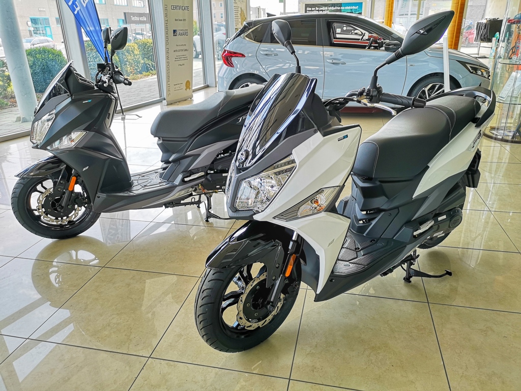 🛵Sezona se začenja in prvi skuterji SYM prihajajo v naš salon. 😊
SYM Jet14 50ccm v beli in črni barvi DOBAVLJIV TAKOJ! 👍

Pokličite nas: 01-7240143
Pišite nam: info@subelj.si

#AcŠubelj #SYM #SYMSlovenija #SYMEurope #mojSYM #skuter