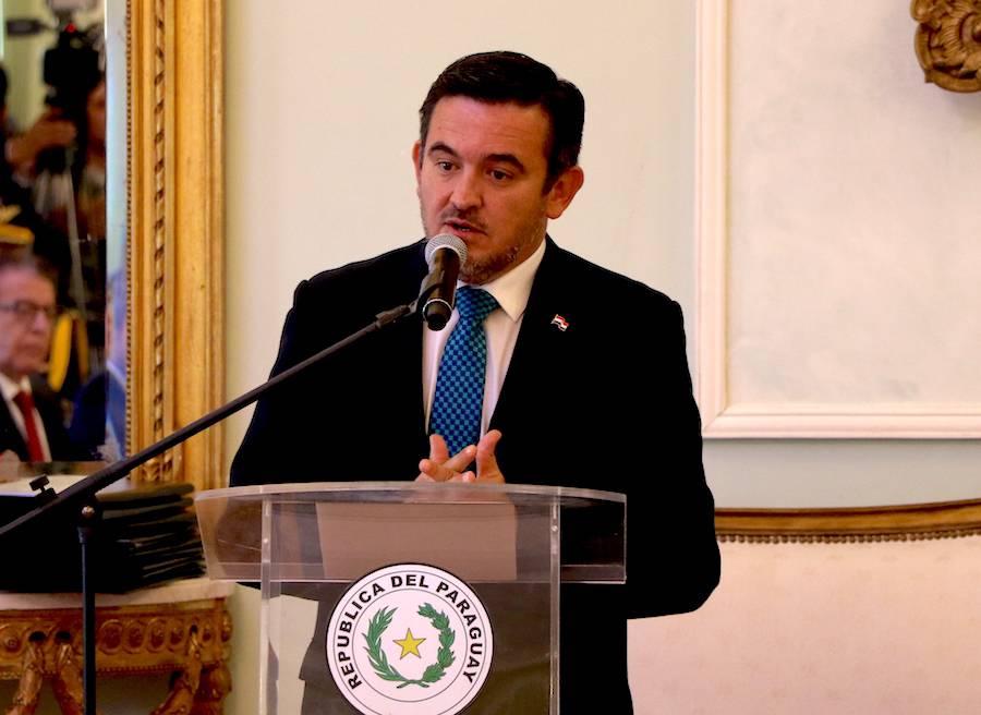 LaNacionPy's tweet photo. Eduardo Petta se despide con lágrimas del @MECpy, en la posesión de cargo del ministro Juan Brunetti.

🗣 "Tengo el íntimo deseo que usted pueda cosechar mucho de lo que hemos sembrado en el tiempo, porque lo hemos sembrado con mucha fe y esperanza", expresó https://t.co/rwubgcztR4