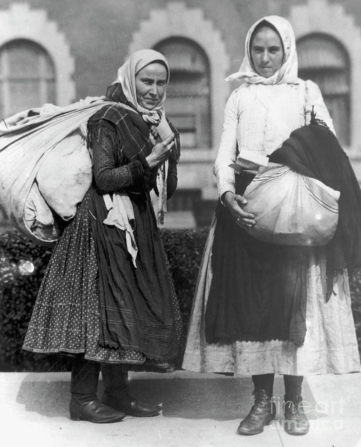 In honor of #WomensHistoryMonth, here are just a few of the strong, brave women and mothers photographed after their long journey to <a href="/EllisIsland/">American Family Immigration History Center</a>! 🗽