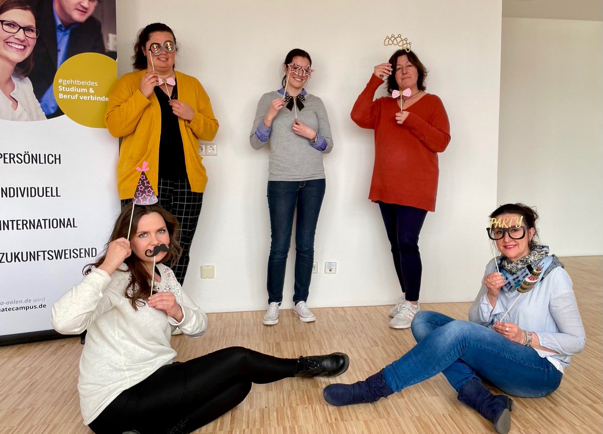 Wir feiern online den erfolgreichen Abschluss Eures berufsbegleitenden Studiums und wollen auf eine Tradition nicht verzichten. Den Hutwurf. Wir freuen uns auf witzige Fotos.#bachelorstudium #masterstudium #berufsbegleitendstudieren #weiterbildung #karriere #studiumdual #bildung