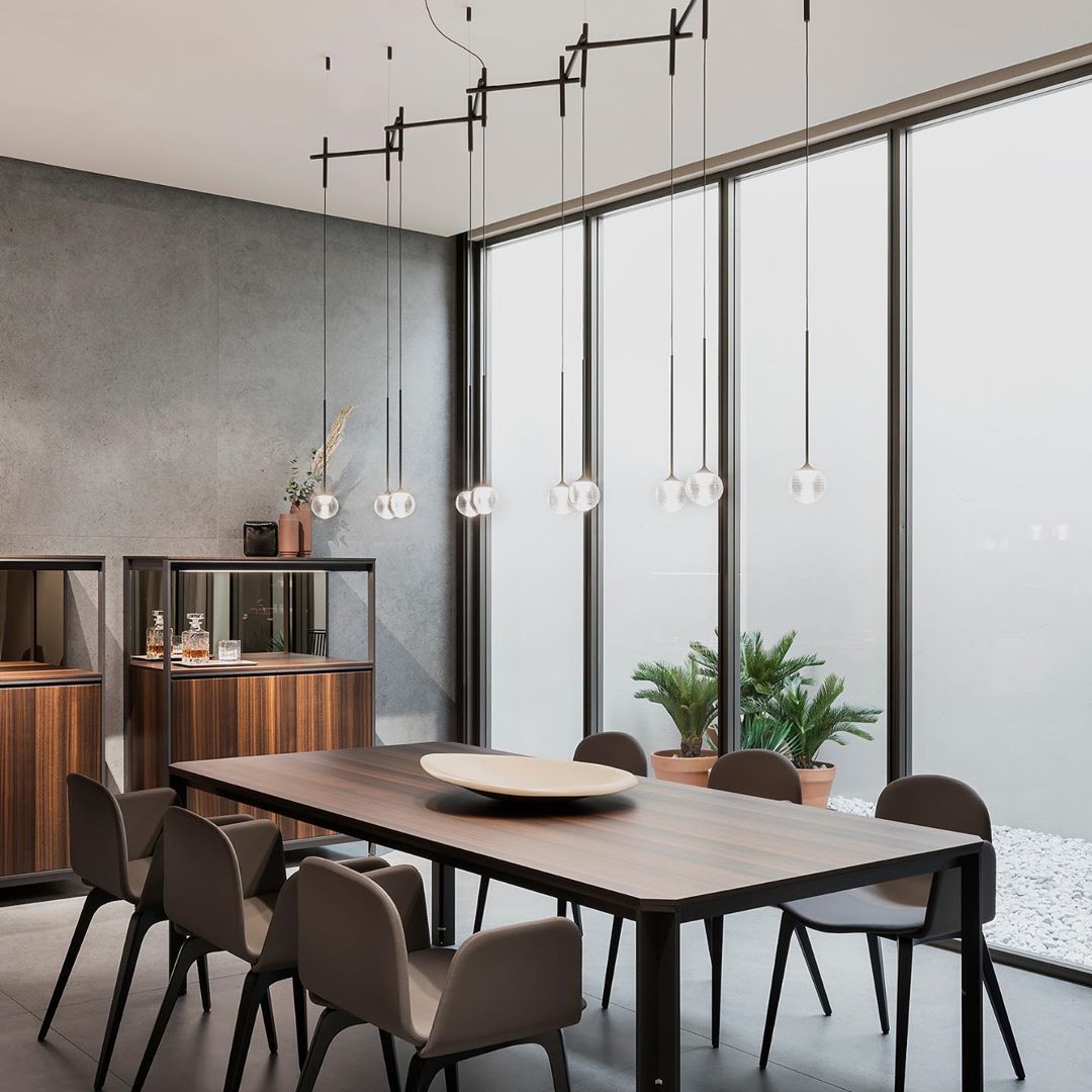 clima_home's tweet image. Like a cloud of frozen rain, #ALGORITHM brings together beauty and geometry. Mathematical order provides a magical harmony with an astonishing range of permutations and compositions. Styled by @toan_nguyen_studio // Photo by @dicamuebles // Shop #VIBIAlighting at #CLIMAhome //...