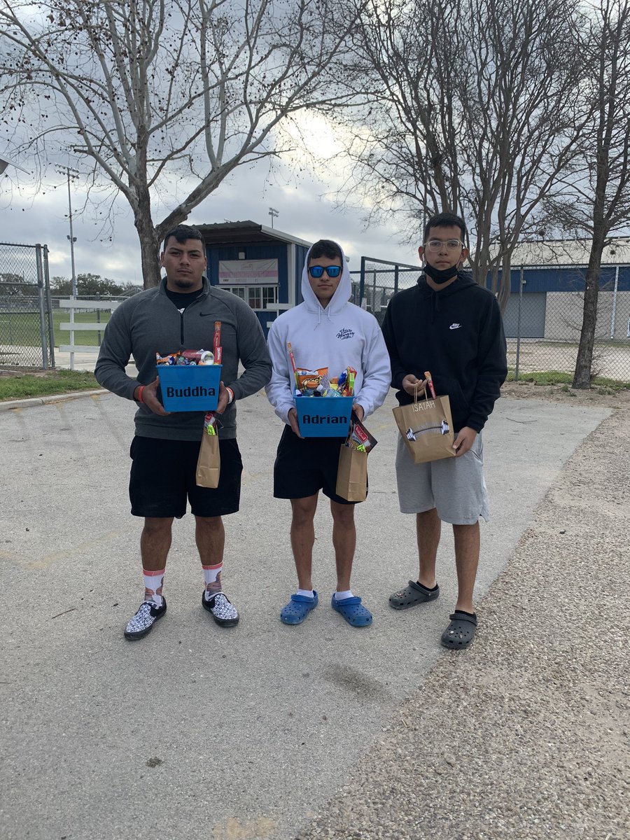 Our boys are headed to Bishop, Texas for weigh-ins! 
s/o to our girls powerlifting team for providing snacks for our boys 💙