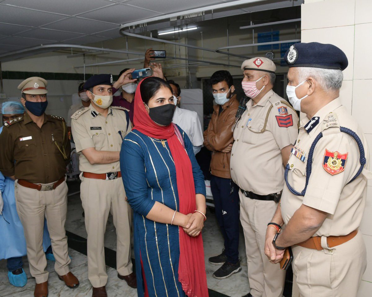 CP Delhi #DilKiPolice (@cpdelhi) on Twitter photo 2 brave Delhi Policemen made us proud. Ct Naveen saw 2 suspects on m/cycle w/o number. Sought help of Ct Manish and cornered the fugitives after dangerous manoeuvres on busy road, not before being fired upon on thigh. He is recovering well at AIIMS <a href="/LtGovDelhi/">LG Delhi</a> <a href="/HMOIndia/">गृहमंत्री कार्यालय, HMO India</a> <a href="/PMOIndia/">PMO India</a> 2 brave Delhi Policemen made us proud. Ct Naveen saw 2 suspects on m/cycle w/o number. Sought help of Ct Manish and cornered the fugitives after dangerous manoeuvres on busy road, not before being fired upon on thigh. He is recovering well at AIIMS <a href="/LtGovDelhi/">LG Delhi</a> <a href="/HMOIndia/">गृहमंत्री कार्यालय, HMO India</a> <a href="/PMOIndia/">PMO India</a>