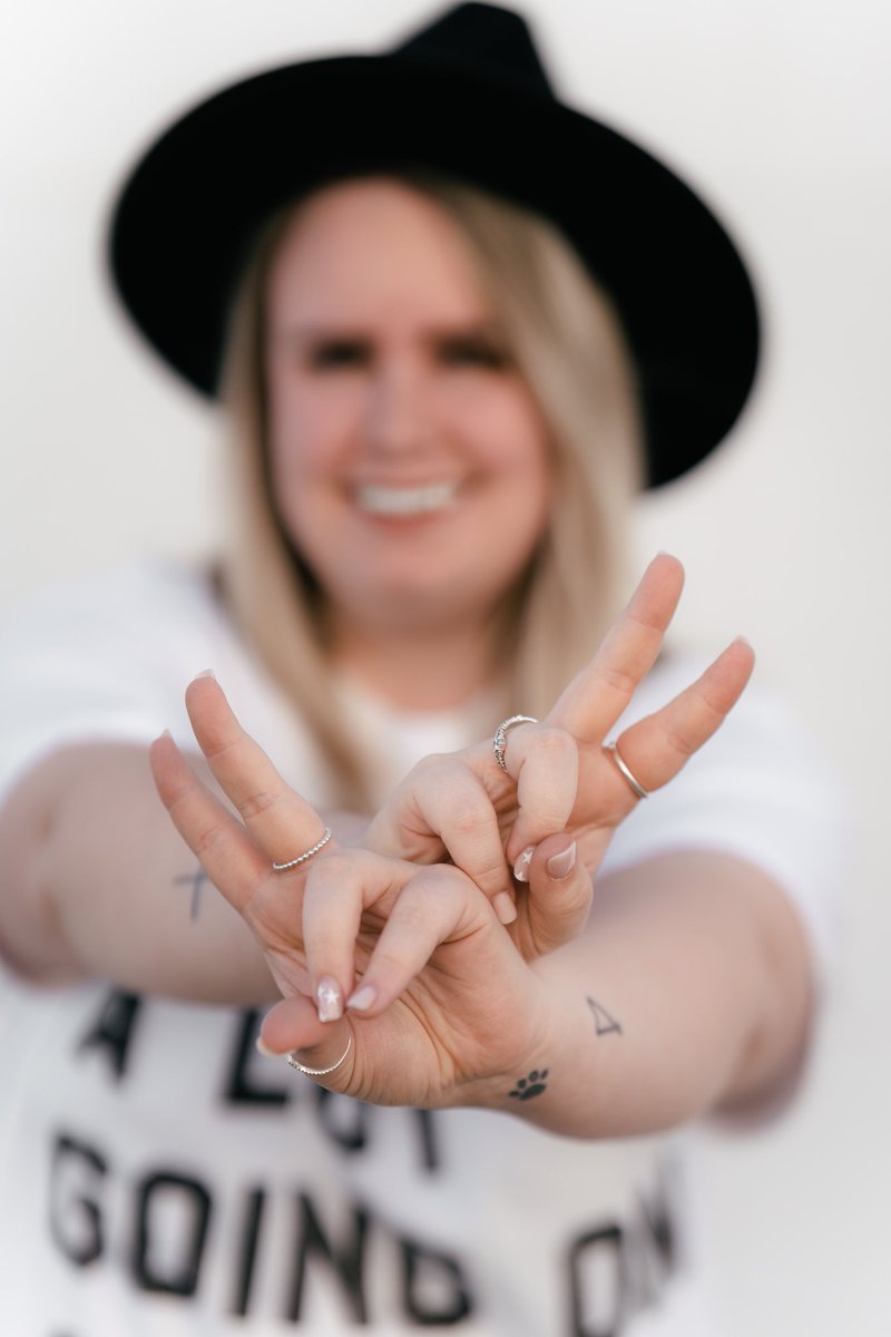 feighmous's tweet photo. i don’t know about you, but i’m feeling’ 22 💋
•
finally in my taylor year and i can tell it’s going to be a good one ✌🏼
•
#taylorswift #22 #tayloryear #birthday
📸: Chance McCollum
@taylorswift13 @taylornation13 https://t.co/JJSB9lO58r