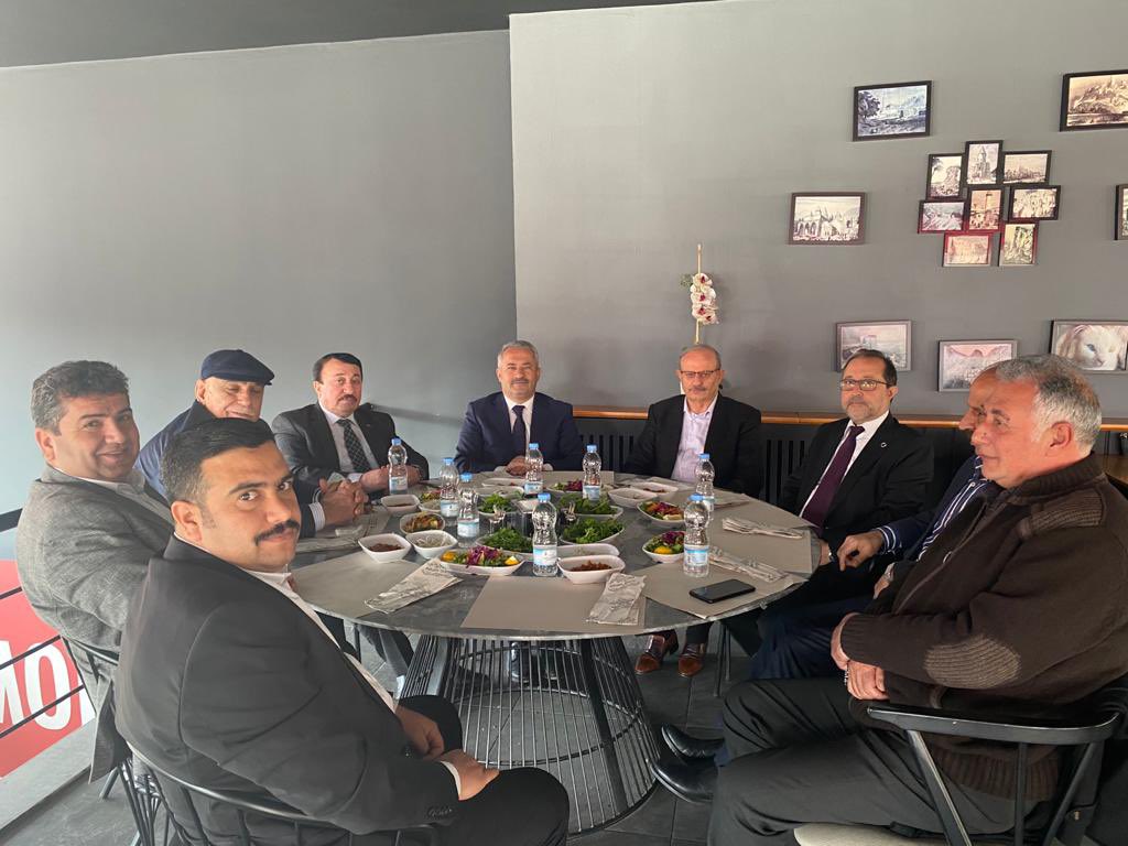 KadimAsiretler's tweet photo. Önceki Adalet ve Kalkınma Partisi Van İl Başkanı Abdullah ARAS Beyi ziyaret ederek İlimizle İlgili konular görüşüldü. Güler yüzlü ilgi ve alakasın’dan dolayı kendisine teşekkür ederiz. @RasimASLAN65 #AbdullahARAS @EAsireti @HalisBayramoglu #MustafaKARTAL https://t.co/UWuh8oOtVg
