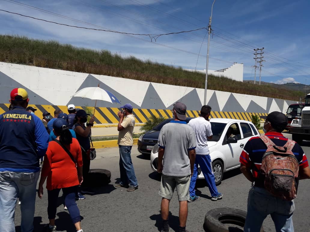 lagranciudad's tweet photo. Protesta en la carretera Charallave-Cúa, a la altura del Hiper Líder. Vecinos de la zona reclaman por falta de agua. No hay paso en ningún sentido. Buscar vías alternas. #10mar 11:20am https://t.co/vh4f904mpI