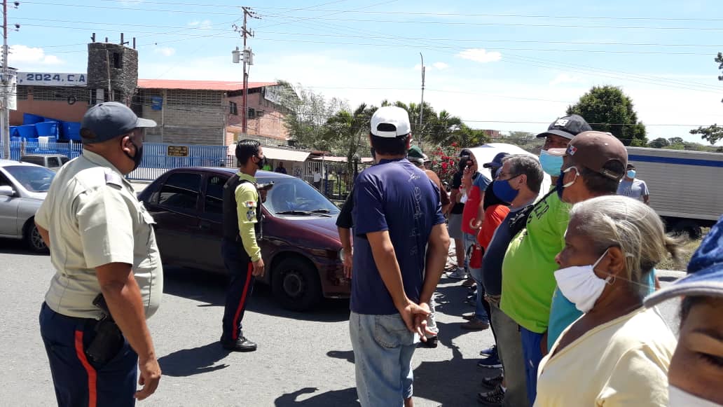 lagranciudad's tweet photo. Protesta en la carretera Charallave-Cúa, a la altura del Hiper Líder. Vecinos de la zona reclaman por falta de agua. No hay paso en ningún sentido. Buscar vías alternas. #10mar 11:20am https://t.co/vh4f904mpI