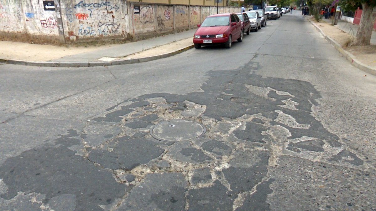 eo_enlinea's tweet photo. Municipio exige solución a más de 20 hundimientos en diversas calles de #VillaAlemana: dicen que es producto de socavones por filtración de aguas y mala compactación que rodea a cámaras de @esval_chile ⬇
https://t.co/07GxSXFLlx https://t.co/4LhGTLiTpR