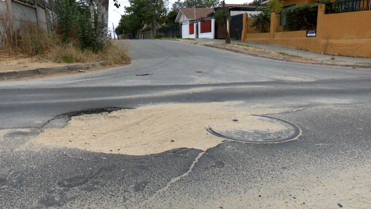 Municipio exige solución a más de 20 hundimientos en diversas calles de #VillaAlemana: dicen que es producto de socavones por filtración de aguas y mala compactación que rodea a cámaras de @esval_chile ⬇
bit.ly/2OJtdCf