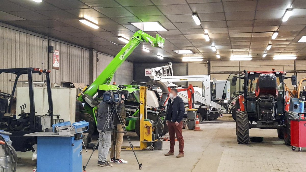AebBranger's tweet photo. 🎥 SILENCE ÇA TOURNE 🎥
Tournage au CFA de Sorigny et dans notre atelier de Blois pour mettre en lumière la classe technique AEB et le CDI apprenant ! RETROUVEZ CE REPORTAGE JEUDI 11 MARS À 20H SUR FRANCE 2 (sauf actualité qui viendrait perturber le plan éditorial)‼️
#adecco #AEB https://t.co/iXepXbpAgF
