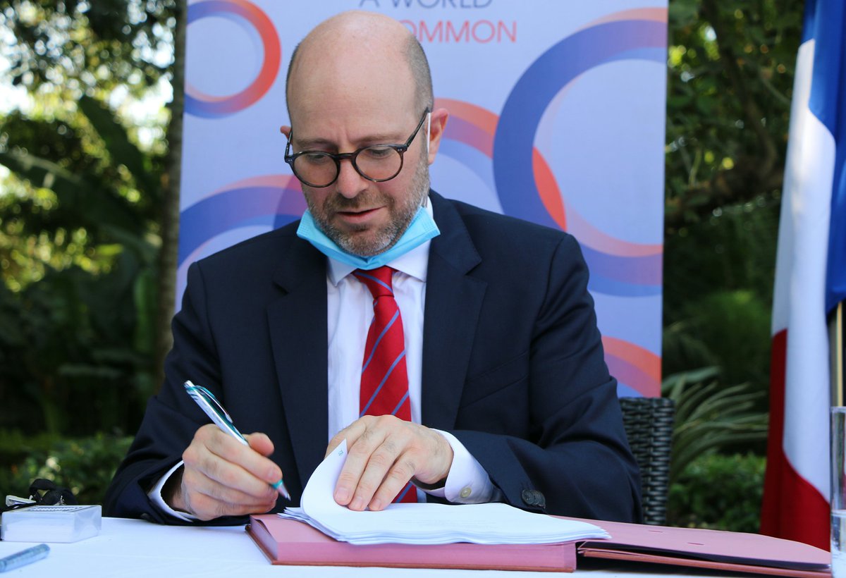 FrenchEmbassyUg's tweet photo. Enhancing #access to #credit for #agricultural productivity in #rural Uganda 🇺🇬.
@AFD_en signs a 2.4 million€ concessional loan and 500,000€ capacity-building #grant with #Soluti Finance East Africa.
@JaAniambossou @AFD_France @RiouxRemy @francediplo_EN @MirembeSerukka https://t.co/FgG0xnkvmB