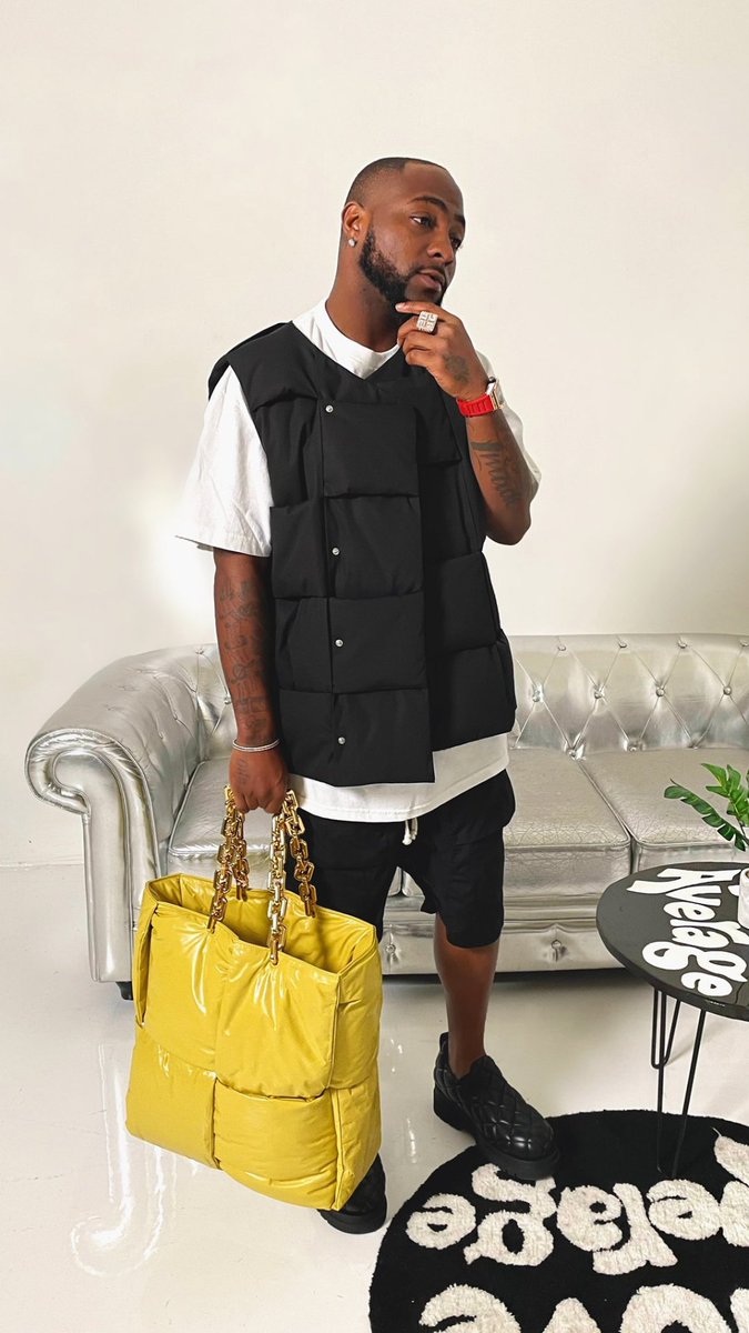 hadd1nzarewa's tweet photo. Everything for this world they must seperate the rich from the poor, now even the hand of leather for the rich people is Chain the hand be. @davido #davido #handchain https://t.co/lBBGOXk549
