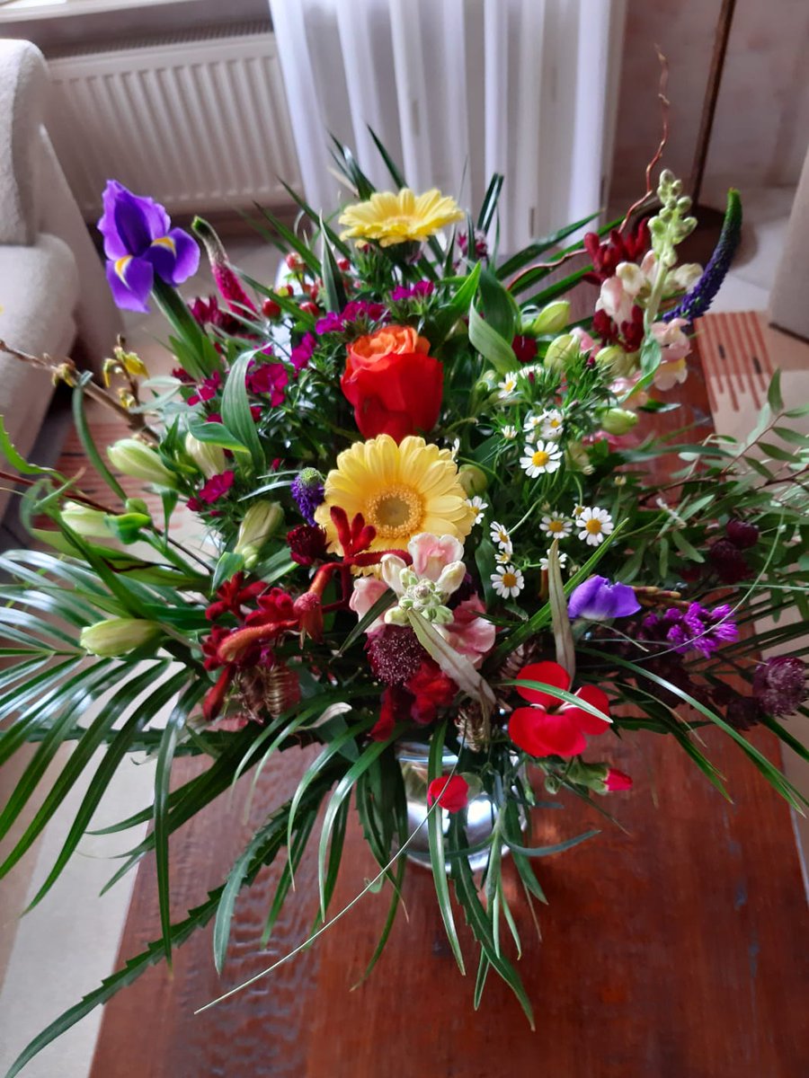 DeMolens's tweet photo. Hartelijk dank! Ook voor de mooie bos bloemen die bij onze voorzitter werd bezorgd! Die wens is wederzijds! Laten we molenlanden een échte 'molen gemeente' houden! https://t.co/LxinpwDoZy