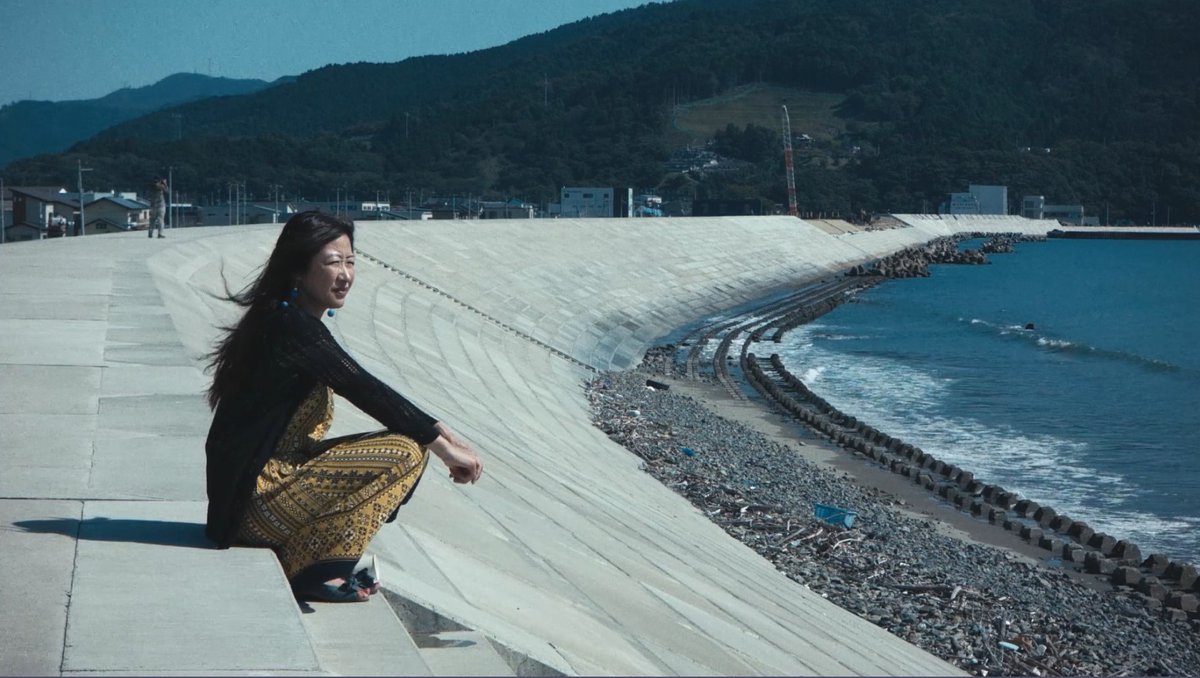 BRISE-LAMES d'Hélène Robert et Jeremy Perrin
Il y a 10 ans, un tsunami sans précédent frappe le Japon : 20 000 morts et une terre dévastée. Des profondeurs de la mer, les disparus reviennent hanter les vivants.

📽️voir le film : vimeo.com/ondemand/brise…

#Tsunami #Japon #Fukushima