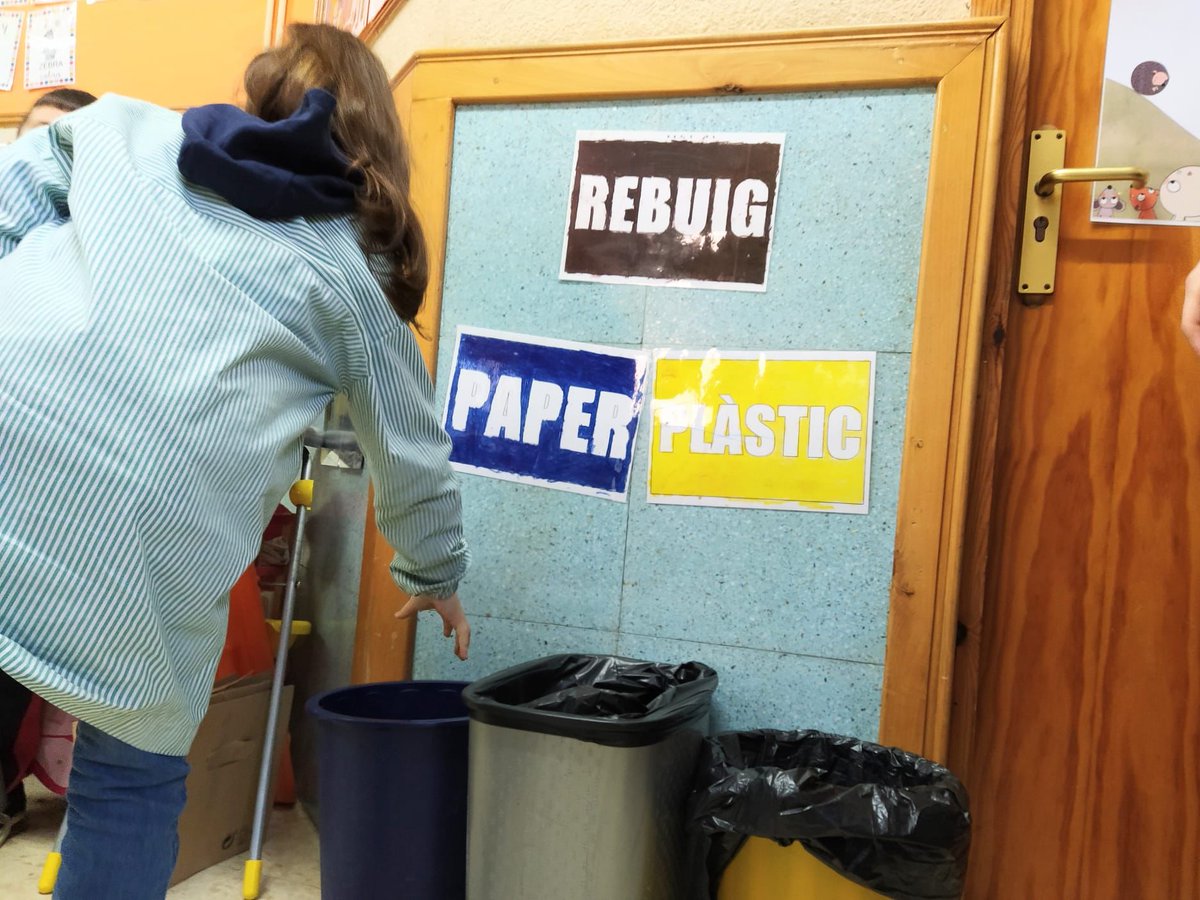 eco_fep's tweet photo. Som sostenibles!!! 🌱♻️
A l'@esperanca1965 cada dia vetllen pel planeta.
Reciclen, cuiden de l'hort i, des de totes les àrees, treballen per a fer un món millor.
#thereisnoplanetB #sostenibilitat #reciclatge #ecoFEP #somesperança #ecofep #ecospes #escolessostenibles #mediambient https://t.co/ZLHYdaD10K