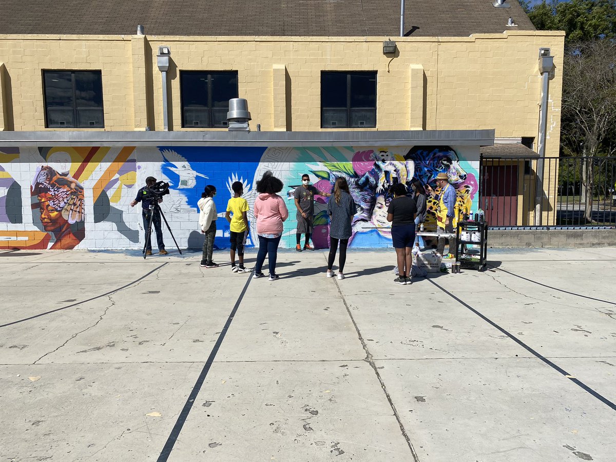 juliegargotta's tweet photo. LEARNING FROM THE SOURCE: @OCPSnews Howard Middle Schoolers who study visual arts listen intently as working, local muralists, like  German Lemus, answer questions about their work. It’s all about seeing the possibilities and future careers. @MyNews13 #News13Orange https://t.co/DC8AU5mDl8