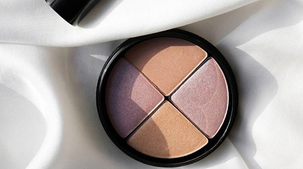 Highlight your life ✨

Shimmer Brick: Use the individual shades on their own or mix all four to create soft, shimmering effects. Using a brush, sweep this fine powder onto high points for subtle illumination, or add as a topper to blush