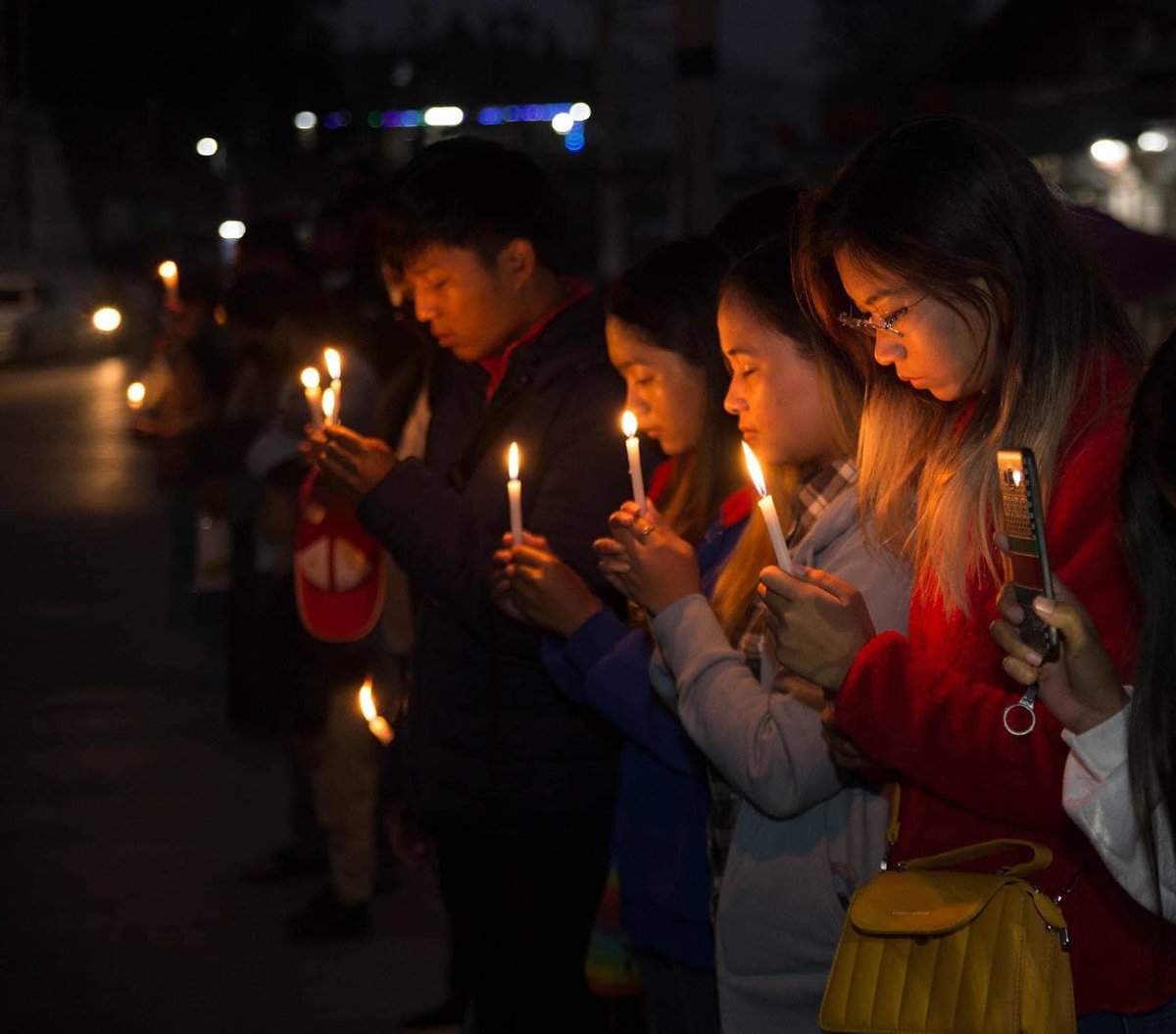 People in Mogok pray with candle light for the heroes who sacrificed during our spring revolution 🍁🤍

Dear all of our Heroes, I believe all of your souls rest in Peace ~🤍

#WhatsHappeningInMyanmar
#Mar10Coup