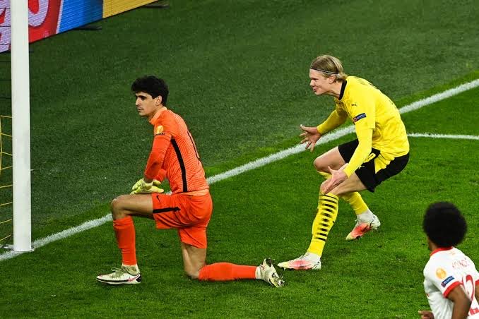 GarraFootball's tweet photo. - Journaliste allemand : “Qu'as-tu crié au gardien de Séville ?”

- Haaland: “Je ne sais pas. J'ai crié la même chose qu'il m'a crié, mais je ne sais pas ce que ça veut dire”.

Derrière ces cris existe une superstition venue d'Argentine. Suivez ce thread pour la découvrir. https://t.co/ez3cRKrCNL