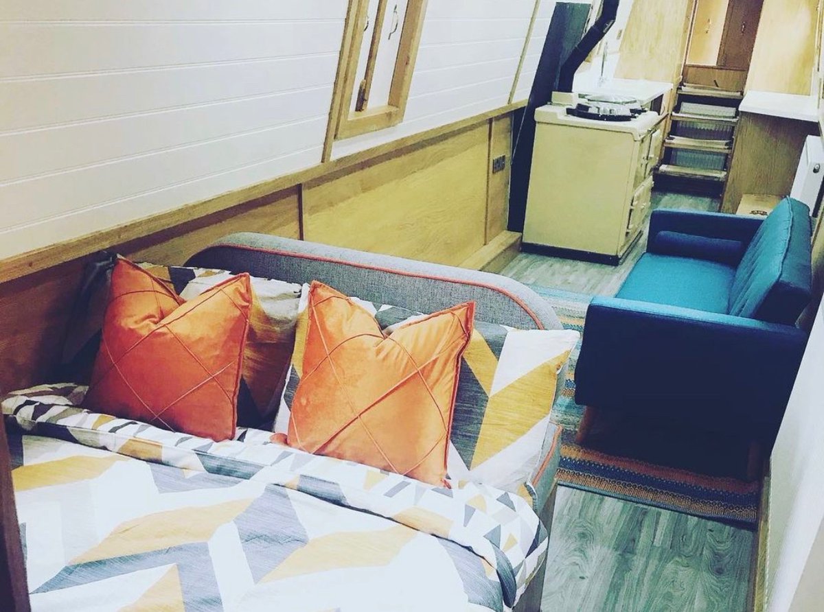 KingsgroundTiff's tweet photo. The reversible dinette - doing her thing! 👑 #kingsground #lifesbetterbywater #qualitythroughpride #boatbuilder #Oxford #Oxfordshire #boatsthattweet #smallspaces #smallspacesbigideas https://t.co/Rbvc4fXHJK